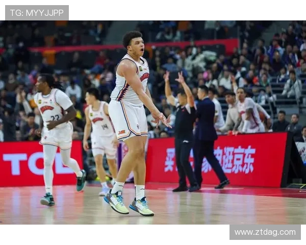 洛夫顿21分钟高效表现9投4中斩获14分8板5助攻全能贡献